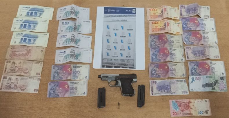 En poder de los detenidos se secuestró un arma de fuego y dinero en efectivo.&nbsp;