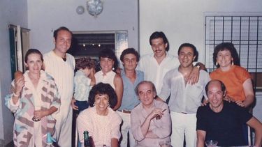 AÑO 1987. Tito Cosa (centro) junto al elenco de la Comedia, en el patio de la familia Simeoni.