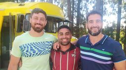Luciano Sosa, capitán de San José, junto a Oertega Desio y Leguizamón durante la filmación de Espartanos. Son Gigantes y súper amables, definió.