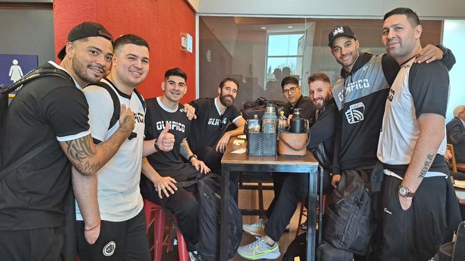 Patricio Tabarez en la mesa de Olímpico durante el viaje a San Pablo.
