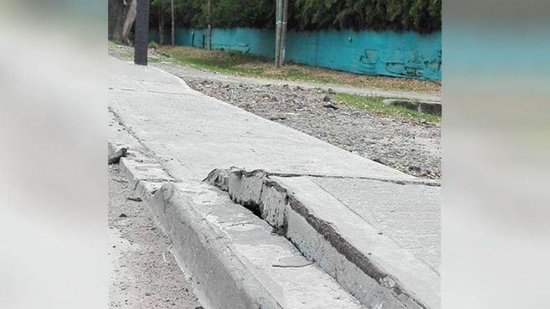 No tienen paz. Pasaron las elecciones, Sumemos no logró el piso para acceder a bancas en el Concejo Deliberante, pero el ímpetu parece que sigue intacto. En las últimas horas, en la cuenta de Twitter del partido vecinalista (@SumemosPilar), volvieron las foto-denuncias. En este caso, por la rotura de una vereda de reciente confección y en una obra híper promocionada por el gobierno. “¿Por qué la Municipalidad no cuida nuestros impuestos? ¿Es tan difícil hacer las cosas bien? ¡Duraron poco las veredas de la R234!”, apuntaron..