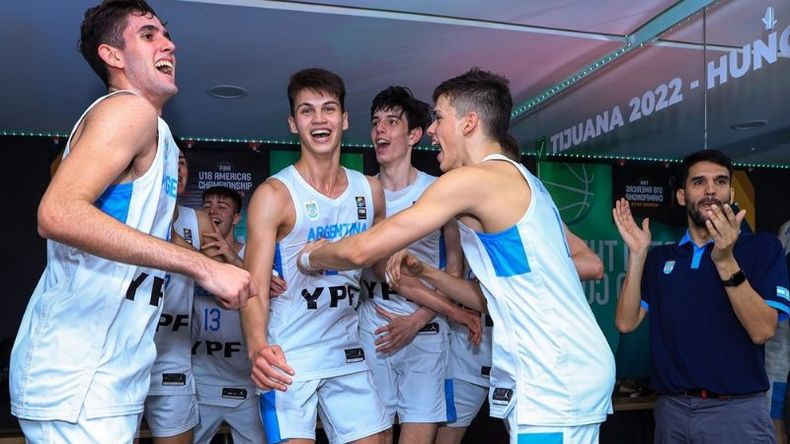 Lucas en el centro del festejo. Foto: FIBA.