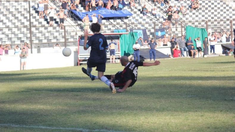Desde el piso, González marca el 3-2 parcial para Villa Rosa..