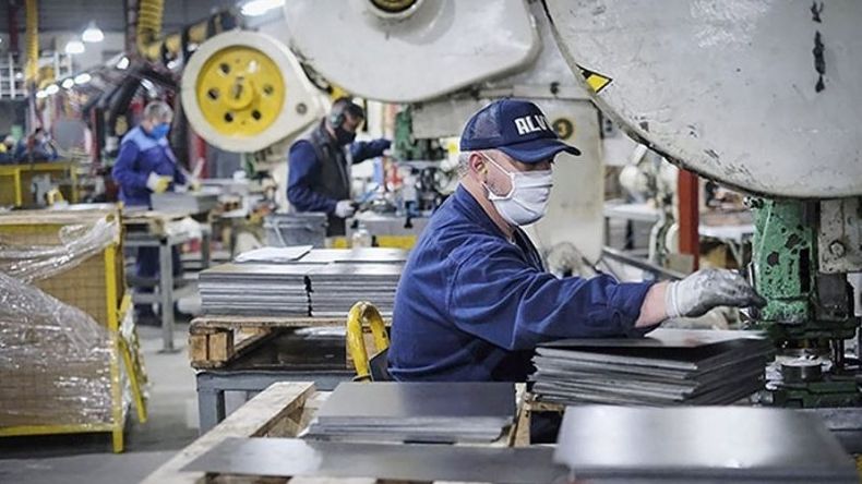 IMPACTO. Con menos gente, industrias debieron reducir la producción. .