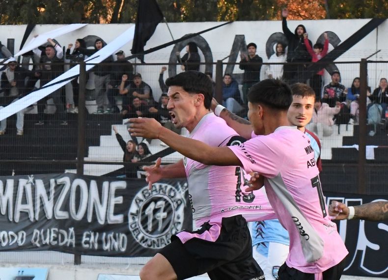 DESAHOGO. Mathías Crocco sale gritando el gol del triunfo; detrás lo sigue Ronaldo Aguilar.