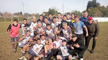 CAMPEONES. Los pibes de Metalúrgico posan tras coronarse en Sourdeaux.
