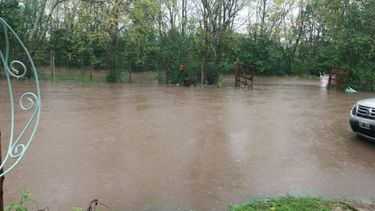 La calle Chazarreta, convertida en un río..