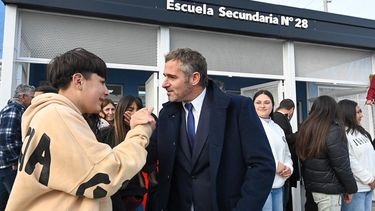 SALUDO. Federico Achával charló con los alumnos durante la inauguración de la escuela.