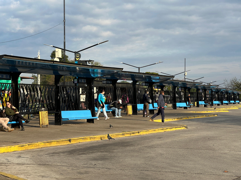 El centro de trasbordo de la estación Pilar durante el paro de colectivos. 