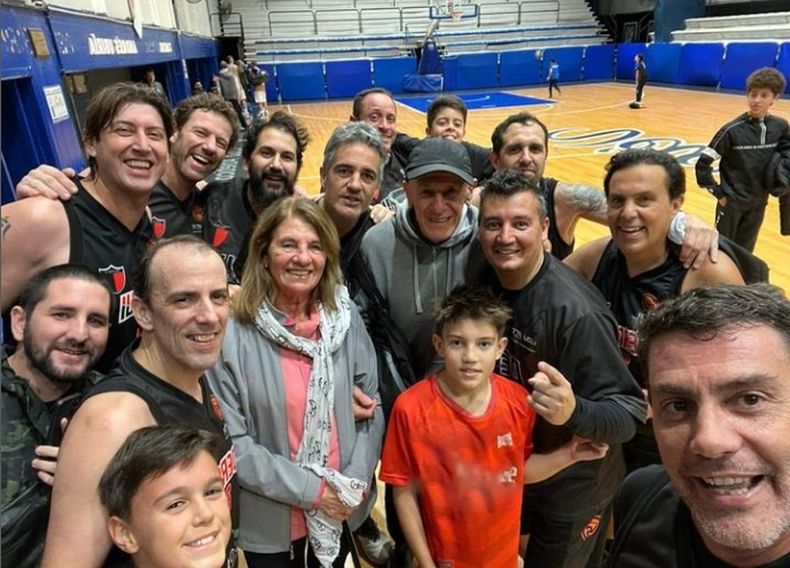 Presidente Derqui celebró en Liniers el pase a la Zona Campeonato.