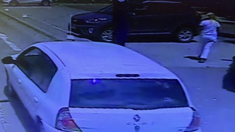 Registrado. El Renault Clio del que bajaron los delincuentes quedó grabado en las cámaras del Austral. .