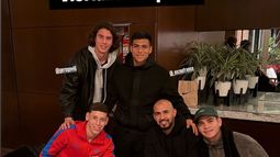 “Visitando al pibe”, postearon Govi y Franco (arriba), Riquelme y Smith, custodiando a Martín Gómez. “Visitando al pibe”, postearon Govi y Franco (arriba), Riquelme y Smith, custodiando a Martín Gómez.
