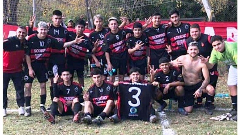 Villa Rosa ganó y no quiere bajarse de la pelea por el título.