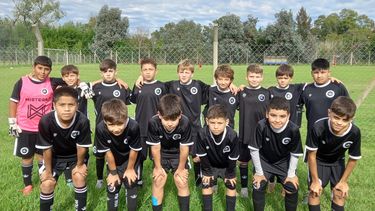 EQUIPO. La categoría 2015 de Real Pilar empató 2-2 ante Defensores de Belgrano.