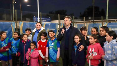 CON LAS JUGADORAS. “Sumamos esta cancha de hockey para tener cada vez más espacios para el deporte”, dijo Achával.