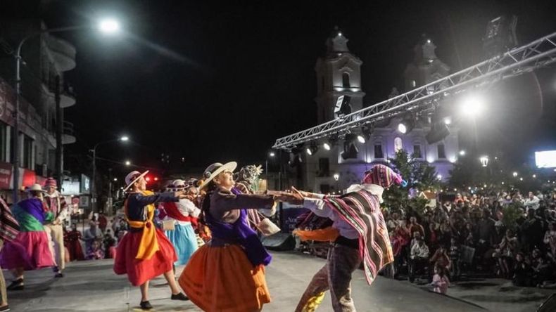 DANZA. En la plaza se vivió una noche con nuestras tradiciones. .