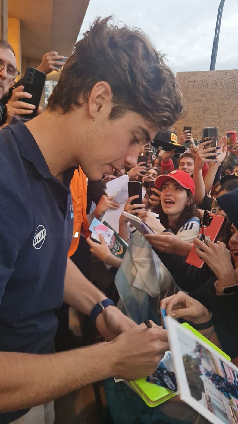 LOCURA. Franco Colapinto firmó autógrafos a sus hinchas.