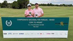 CAMPEONES. Gómez Cisterna y Oliva sostienen la Copa El Hogar tras la consagración.