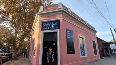 Silvia Kuhn en la puerta de su nuevo taller, en San Martín y Fermín Gamboa.