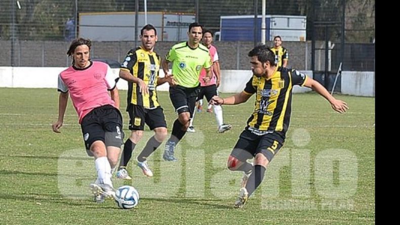 (Fredy Caballero). Emiliano Ronconi mete el pase ante Meza Sánchez. El volante no pudo darle claridad al ataque albinegro..