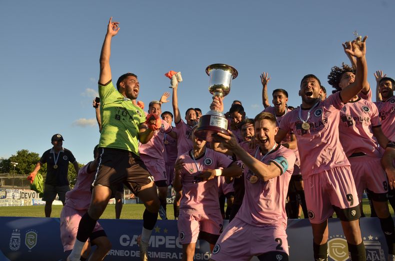 Como el capitán Otermín, los hinchas de Reral Pilar podrán tener su recuerdo con la Copa de la Primera C.