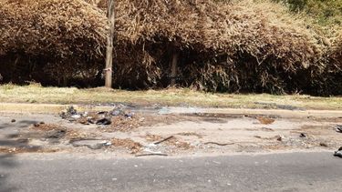La camioneta incendiada fue retirada esta mañana de la calle Chubut. .