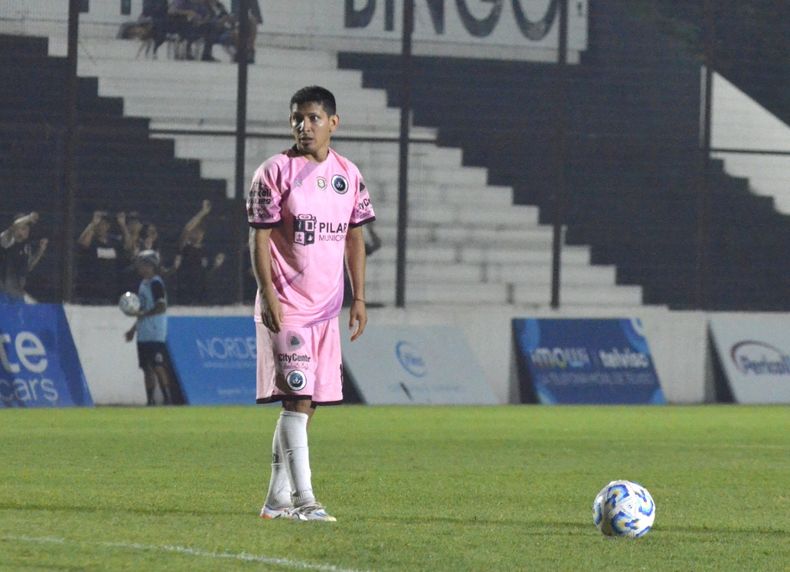 TIRO LIBRE Chambi le dedic el gol a su familia que lo acompa en la cancha