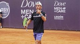 PUÑO CERRADO. Rodríguez Taverna, tras ganar su partido ante Cerúndolo. (Foto. Prensa Dove+Care Legion Sudamericana)..