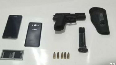 En el lugar de allanamiento secuestraron un arma y un celular robado..