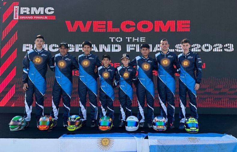 Ramiro Carreira y su papá Gustavo Carreira junto a la legión Argentina en el Mundial Copa Rotax.