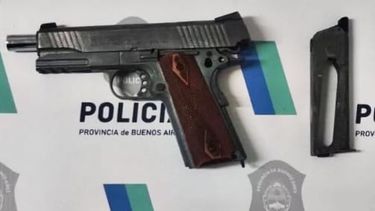 La réplica de arma de fuego que tenía el asaltante.