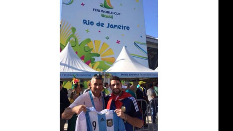 Goleadores en Brasil. El Beto y Mickael Acosta, ambos exjugadores y goleadores de Fénix, están disfrutando del Mundial de Brasil. Como en la foto donde posan con el logo de fondo en Río de Janeiro..