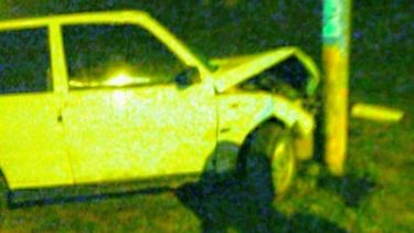FIAT UNO. El auto impactó contra una columna de luz en la entrada a Astolfi. Foto: @juancaimpacto..