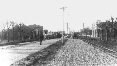 Avenida Tomás Márquez y Camilo Costa, a principios de la década de 1930. La vía se colocó para trasladar materiales de la construcción, desde la estación hasta la obra de pavimentación de la ruta 8. .
