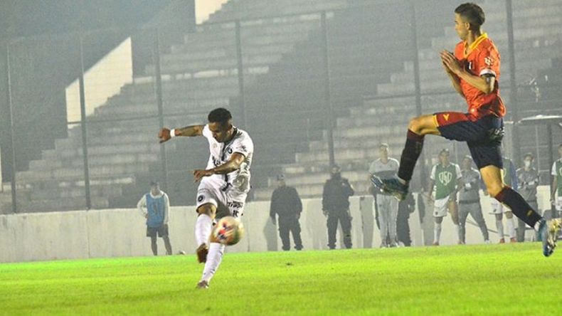 AL INFINITO Y MÁS ALLÁ. Miguel López ya sacó el remate que terminará en el golazo para el triunfo de Real Pilar. FOTO. Fredy Caballero. .