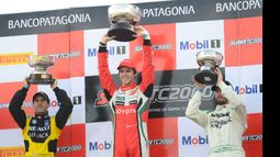 Matías Rossi celebra en lo más alto del podio junto a Spataro y López..