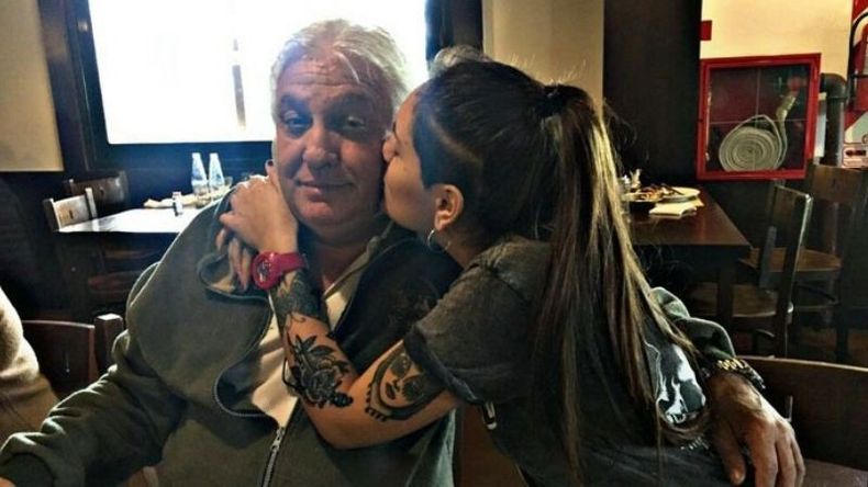 En familia. Carla con su papá, Carlos, que renunció a los Bomberos en repudio a la expulsión de la joven. .
