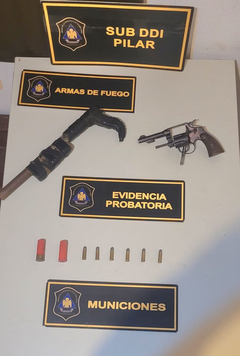 Las armas secuestradas en poder de los sujetos que efectuaron los disparos contra la vivienda.&nbsp;