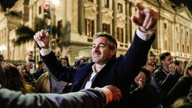 PASO CUMPLIDO. Achával celebra tras la votación en Diputados.