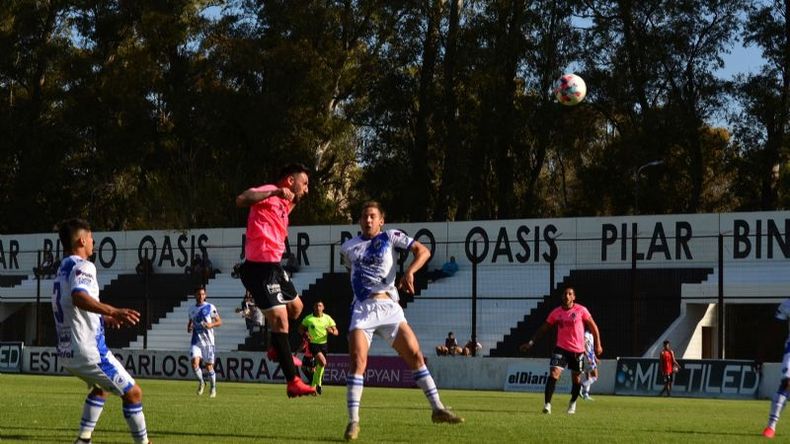 Emiliano Tabone conecta de cabeza, en la más clara que tuvo el Monarca en el primer tiempo. .