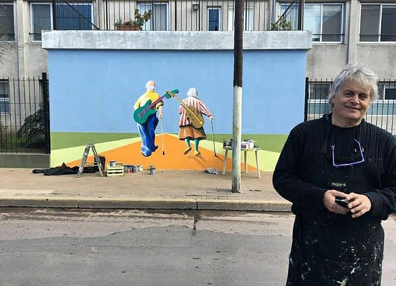 Alejandro Gato Maass con el mural del Hogar de Ancianos, en San Martín y Tucumán.