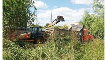 OBRAS. La máquina retira escombros del predio..