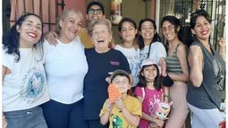 CUMPLEAÑOS. Este sábado, Elbita cumplió 88 años y lo festejó rodeada del afecto de su hija Olga, sus nietas, bisnietos y tataranietos. Fanática de Independiente, llegó desde la Ciudad de Buenos Aires y desde hace 50 años es vecina de Pilar. Salud!!!.