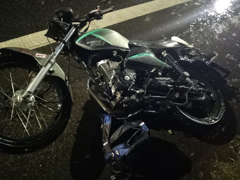 La moto en la que iban las v&iacute;ctimas. El accidente ocurri&oacute; en el kil&oacute;metro 42 de Panamaericana