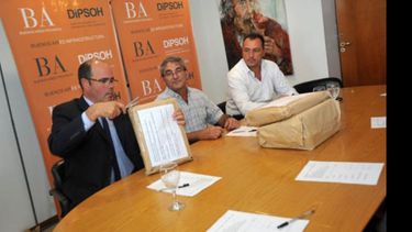 El secretario de Obras Públicas de Pilar abre los sobres..