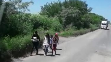 Alumnos en la ruta: exigen veredas para que chicos de Irizar vayan seguros a la escuela