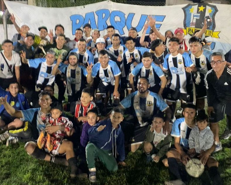 LA BARRA DEL PARQUE. Parque III festejó en cancha de La Sonia ante Atlético una victoria clave para ser líder.