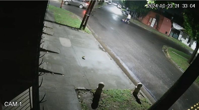 CÁMARA. Momento en que la joven es arrastrada hasta el auto en el cual se la llevaron. &nbsp;