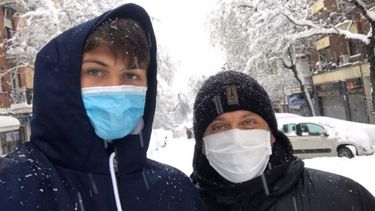 EN LA CALLE. Lucas y su papá Sergio con la nevada de fondo..