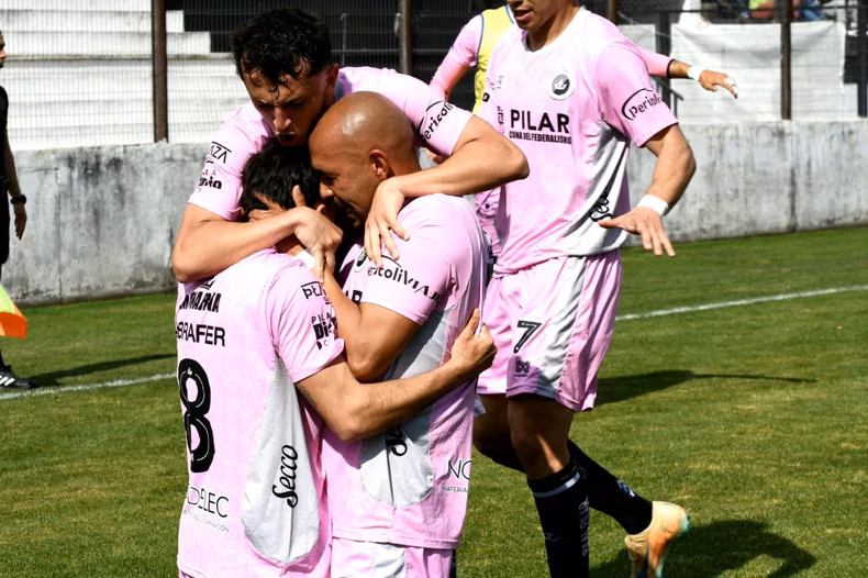 Marcos Riquelme abraza a Valentín Mancini, que acaba de anotar un golazo para el 1-0 de Real Pilar.&nbsp;